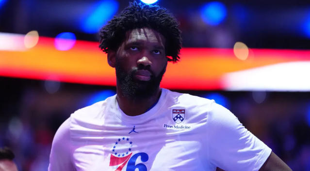 76人队恩比德膝伤仍列每日观察名单